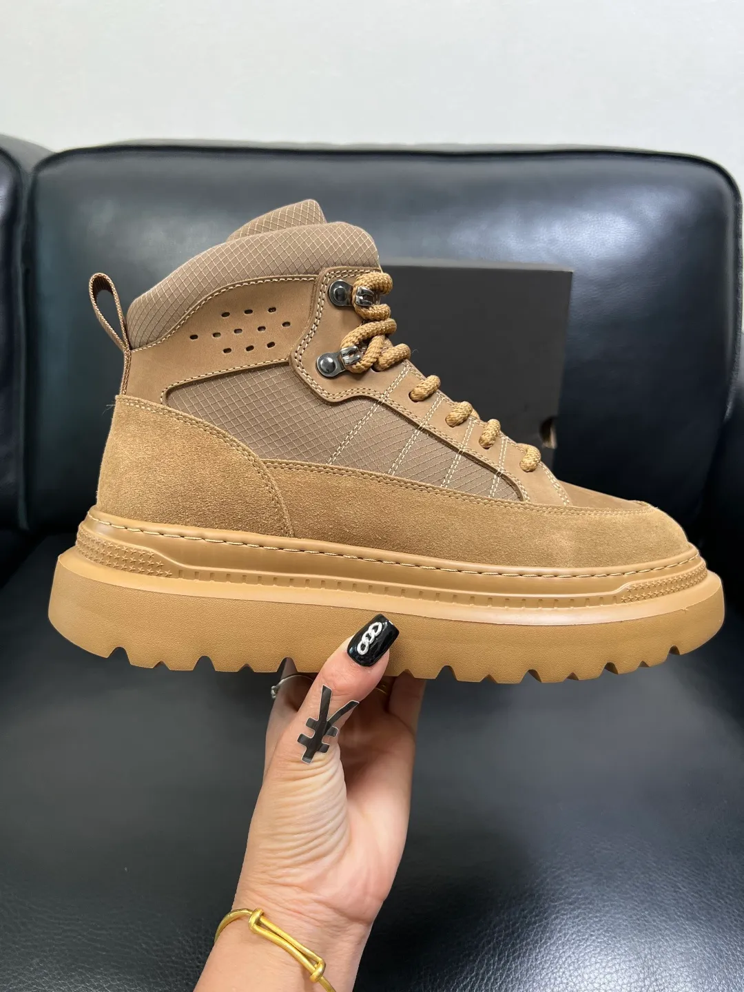 Men's men's shoes 💰740 UGG High-quality top crafts. Original configuration is available at the counter simultaneously. Original cowhide fabric imported from Italy, high-quality splicing technology, fully imported lambswool lining. Sole: Original sole is specially provided by the original factory and is super comfortable. Original factory and single goods are welcome to compare. Size 39-44